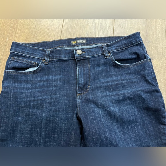 Lee Riders Jeans Straight Leg Medium Wash Pants Women’s Size 16 Petite - Picture 2 of 5